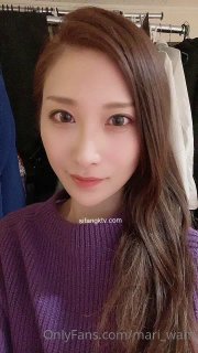 想做你的骚母狗，丝袜情趣配狗链，颜值还不错开始露脸，自己舔奶头，无毛骚穴道具抽插淫水好多，想让狼友舔第02集